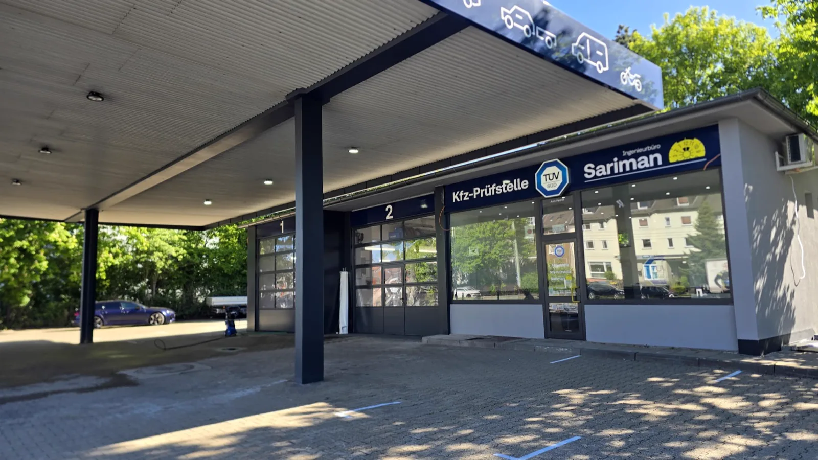 Überdachter Vorplatz der Prüfstelle Sariman mit den Toren der Prüfhallen 1 und 2