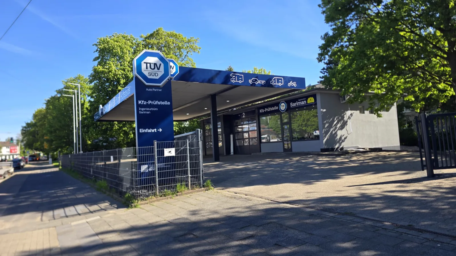 Prüfstelle Sariman von der Dorstener Straße aus gesehen, mit TÜV-SÜD-Pylon und Vordach